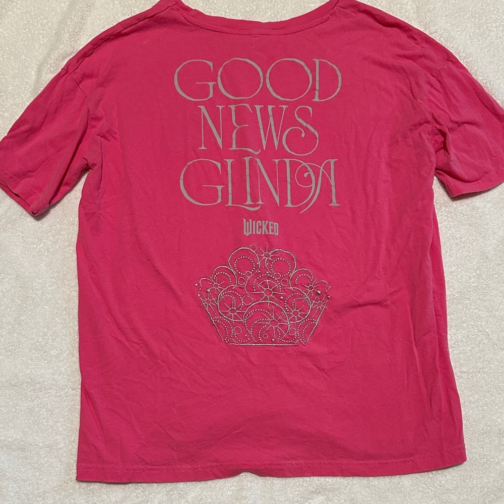 Wicked Juniors Pink Short Sleeve T-Shirt with Glinda Graphic Size Small - Picture 4 of 4